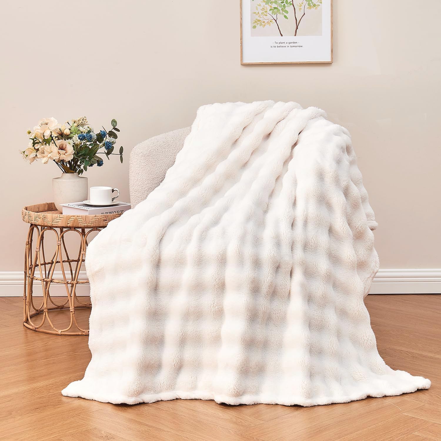 Wajade Fleece Throw Blanket White Bubble Faux Fur Fluffy Bed Blanket Super Cosy Warm Large Blanket for Bed Sofa Car, 127x153CM