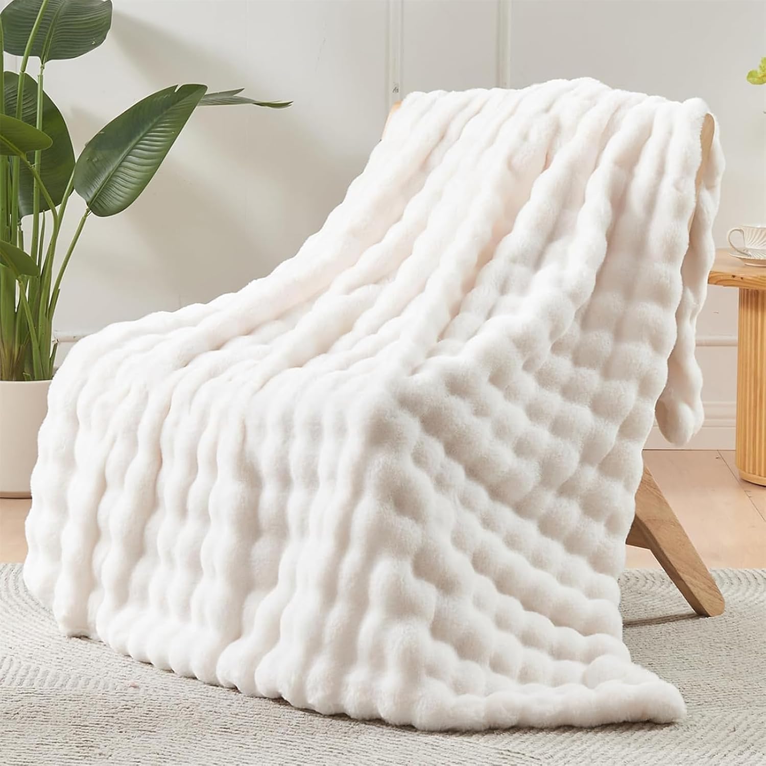 LINGKY Faux Rabbit Fur Throw Blanket, Reversible Fuzzy Warm Cozy Large Fluffy Blanket for Bed Sofa Couch Home Decor, 100x160cm, Cream White