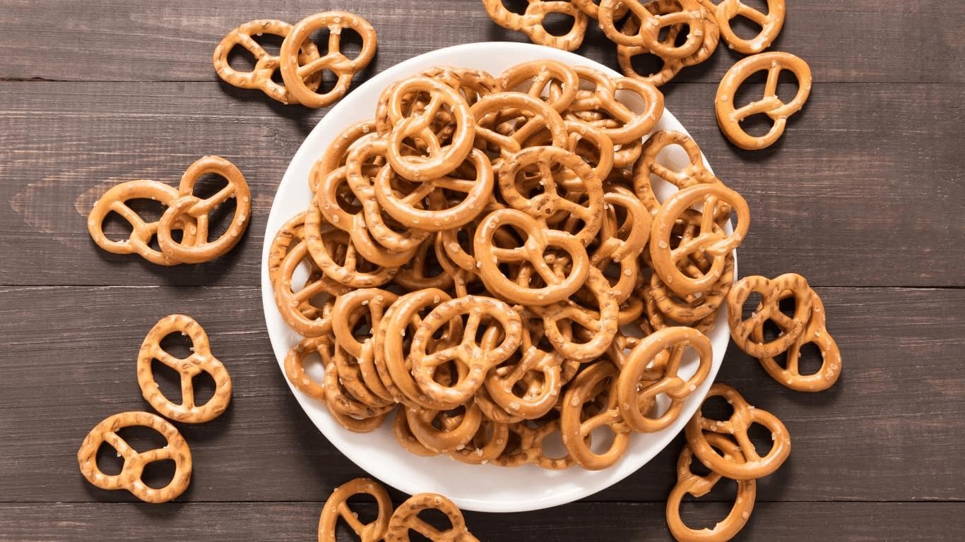 Salted Pretzels 1kg β Original Salty Flavour Mini Pretzel with Sea Salt Flavoured Oven Baked Brezels Bretzels Crunchy Party Snack - Large Bulk Big Sharing Bag Snacks (Packaging May Vary) Vegan PURIMA