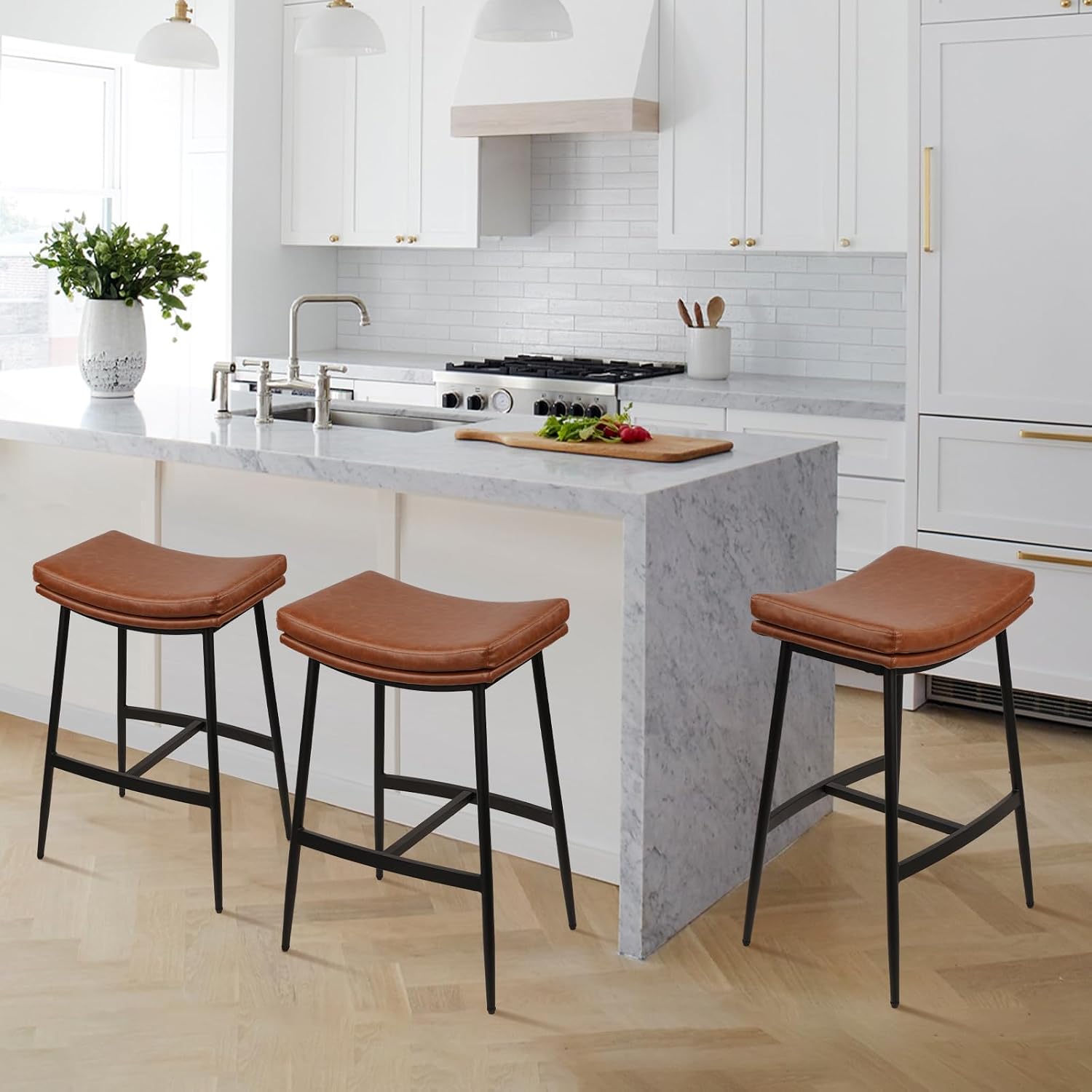 KLASIKA Counter Height Bar Stools Set of 3, Modern Bar Stool for Kitchen Island, Backless PU Leather Barstools with Saddle Seat and Metal Base, 66cm Counter Stools for Kitchen Island, Dining, Brown