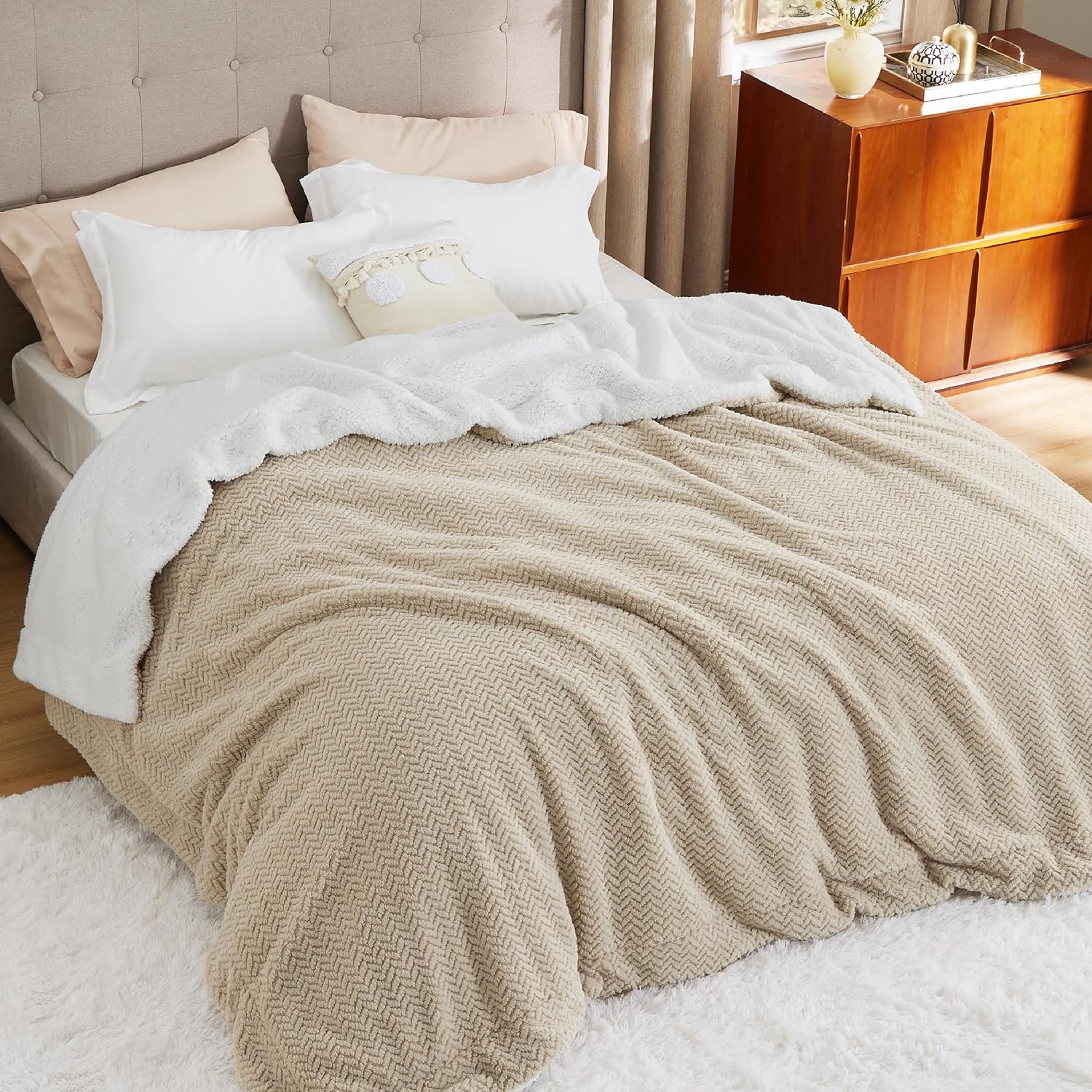 Bedsure Sherpa Blanket Queen Size for Bed - Herringbone Fleece Thick Warm Blanket for Winter, Fuzzy Soft Cozy Gift Blanket for Women, Beige, 90x90 Inches